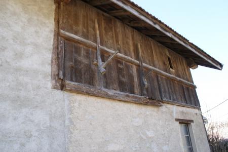 Crochets anciens sur une façade